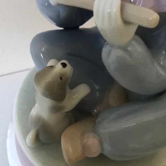 Porcelain Paul Sebastian Music Box 1990 plays Memories - Picture 3 of 5